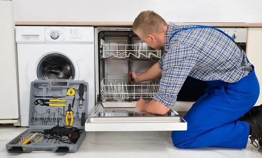 Aliağa General Electric servisi teknisyen ekibi beyaz eşya tamiri yaparken